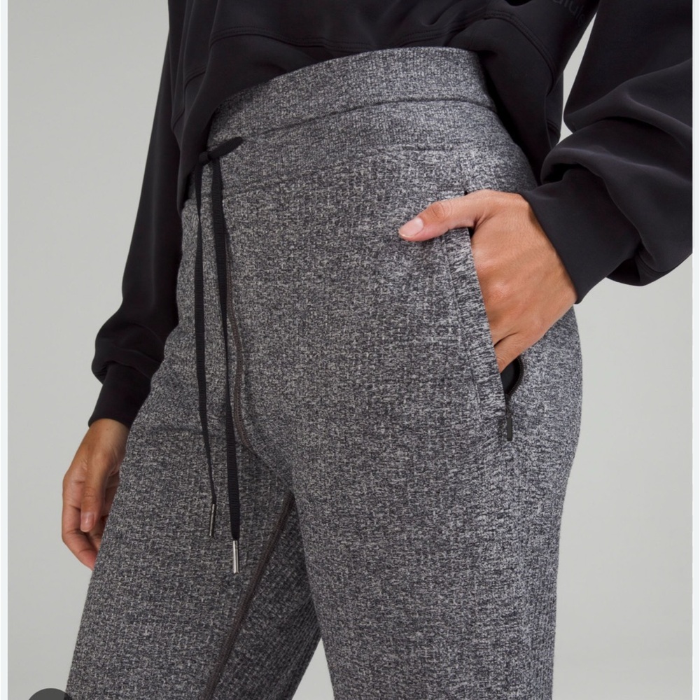 NWT Womens Lululemon Engineered Warmth Relaxed Jogger, Black/White/Gray, Size 8